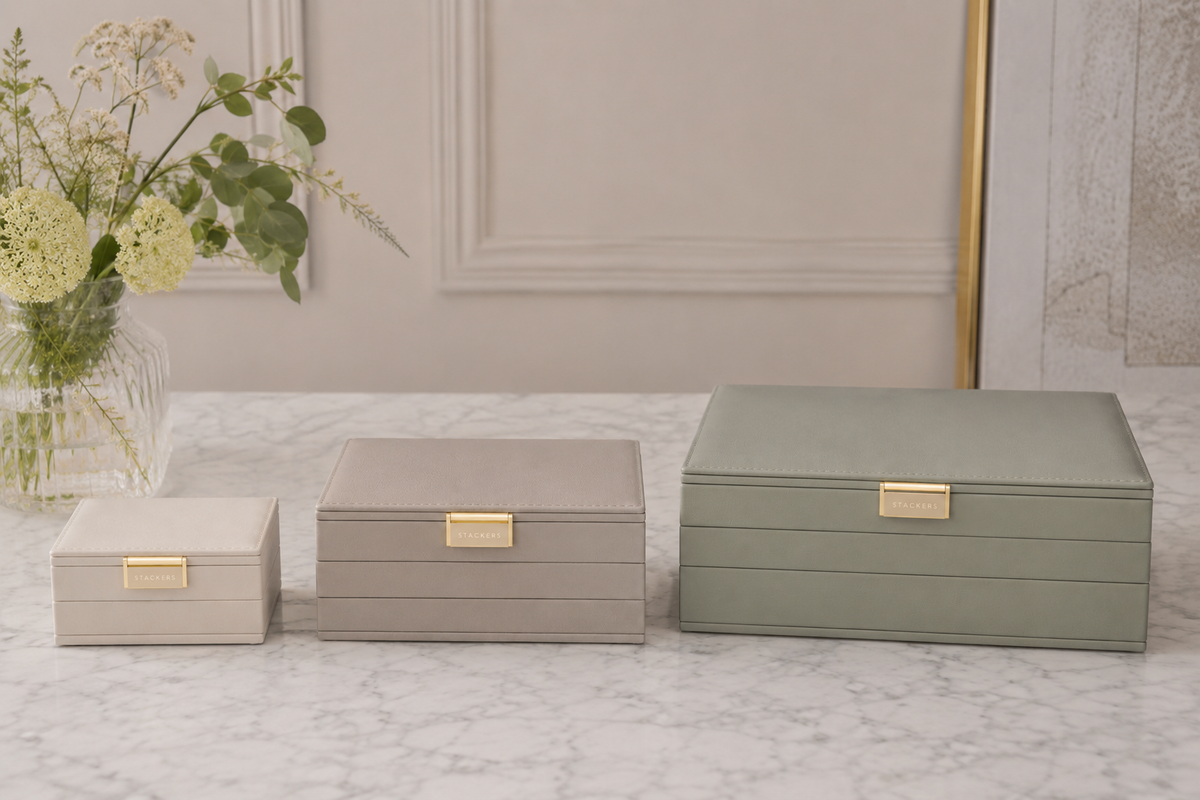 Stackers juwelendoos in drie formaten: Mini, Classic en XL op marmeren ondergrond