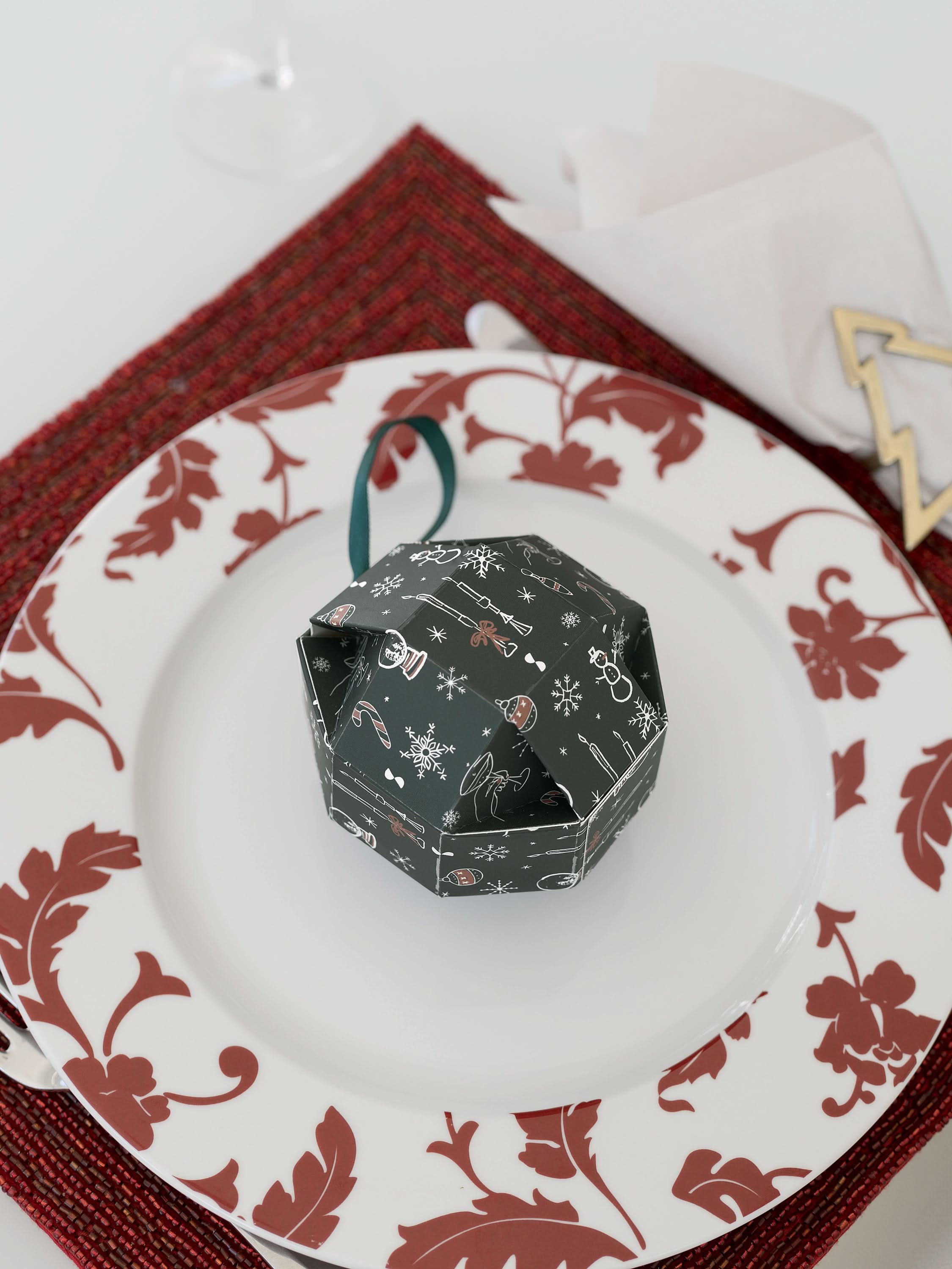 Stackers Juwelendoos Sleutelhanger in Decoratieve Kerstbal Taupe - Mystackers
