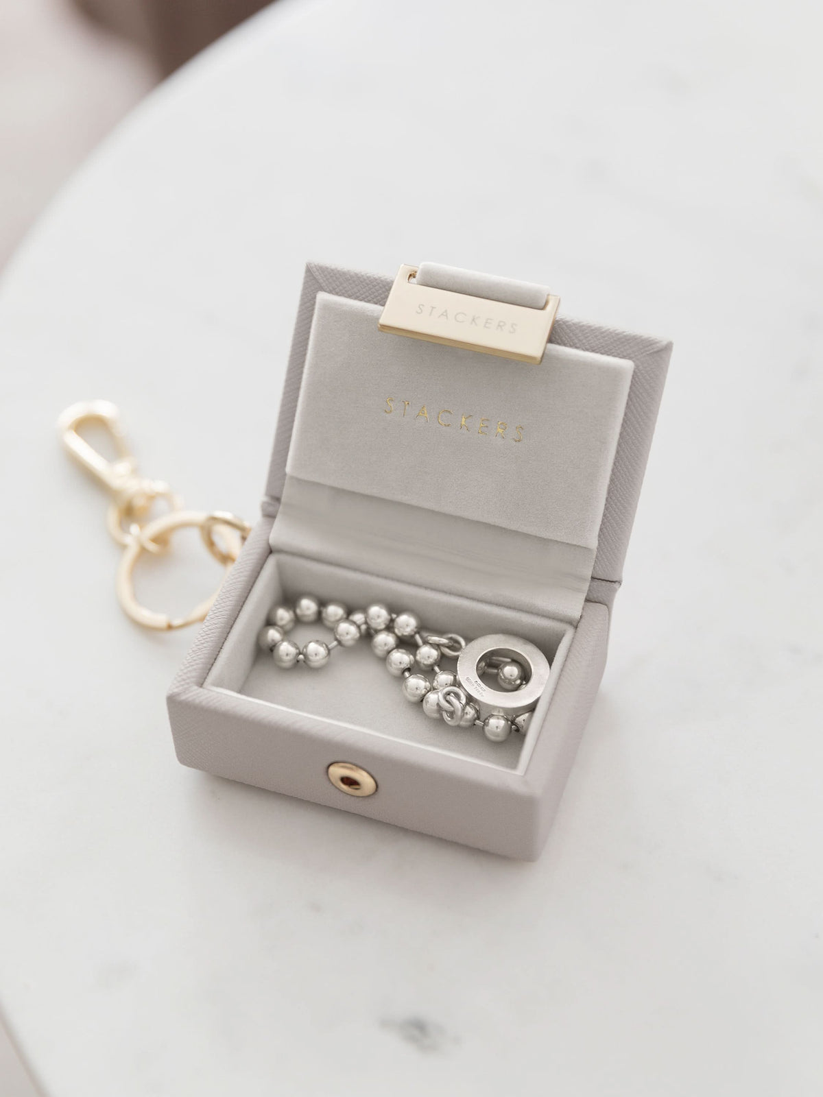 Stackers Juwelendoos Sleutelhanger in Decoratieve Kerstbal Taupe - Mystackers
